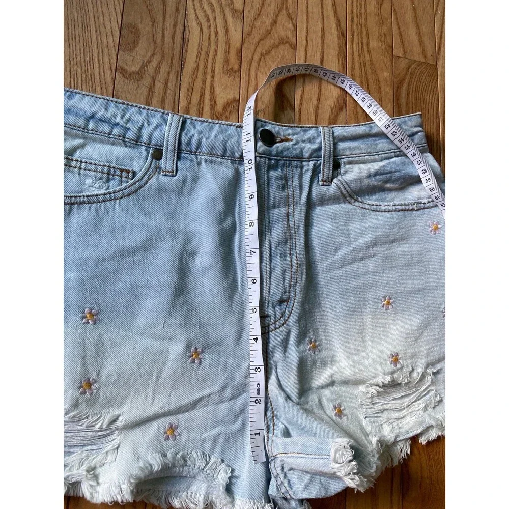 Easel shorts floral embroidered Jean shorts 100% cotton Nwot flowers distressed